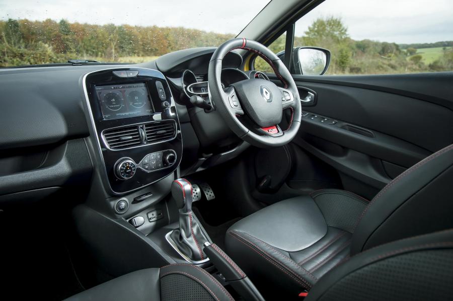 Интерьер Renault Clio R.S. 220 Trophy 2016 года  (UK) (фото 11 из 30)